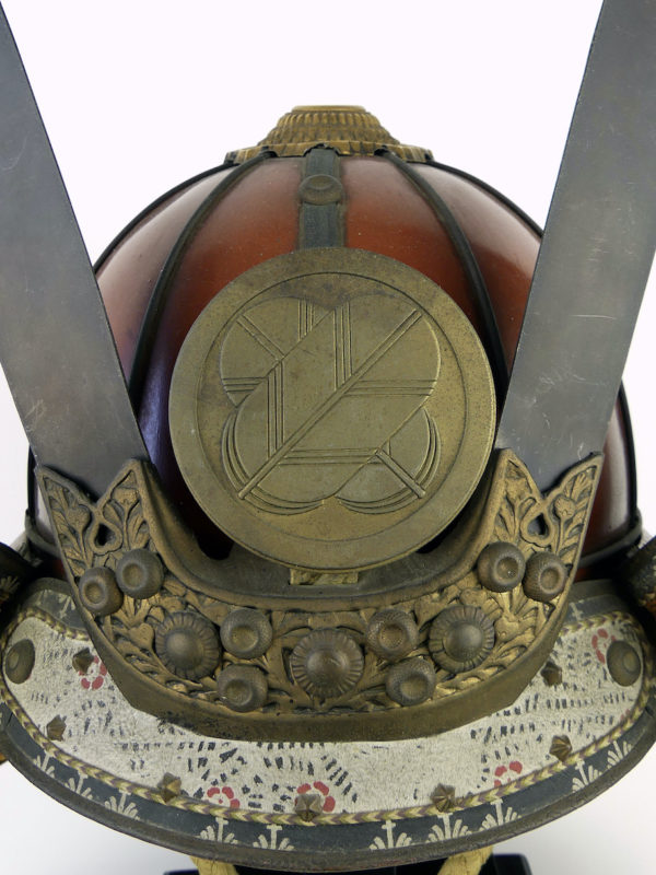 Kabuto rouge kamon Takanoha Ère Edo (détail face)