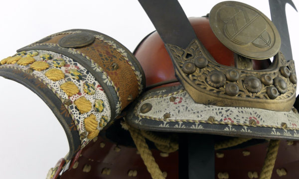 Kabuto rouge kamon Takanoha Ère Edo (détail 3/4)