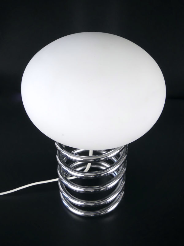 Lampe Ressort Ingo Maurer 1969 design allemand (dessus)