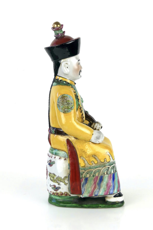 Sculpture dignitaire chinois aux dragons en faïence polychrome XIXe (profil)