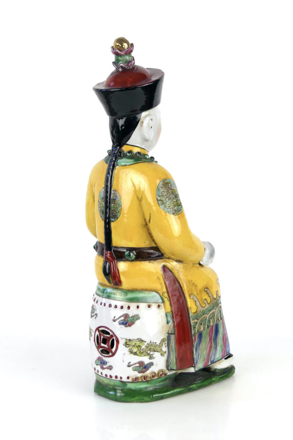 Sculpture dignitaire chinois aux dragons en faïence polychrome XIXe (3/4 dos)