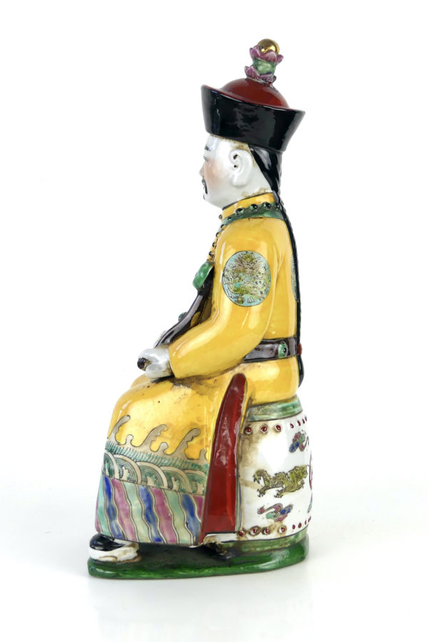 Sculpture dignitaire chinois aux dragons en faïence polychrome XIXe (profil)