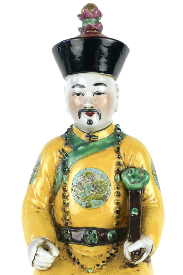 Sculpture dignitaire chinois aux dragons en faïence polychrome XIXe (détail face)
