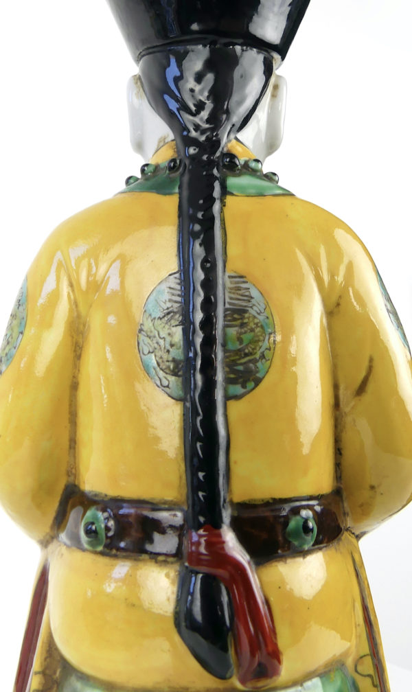 Sculpture dignitaire chinois aux dragons en faïence polychrome XIXe (dos)