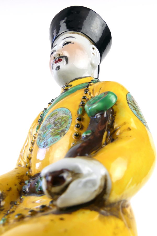 Sculpture dignitaire chinois aux dragons en faïence polychrome XIXe (détail)
