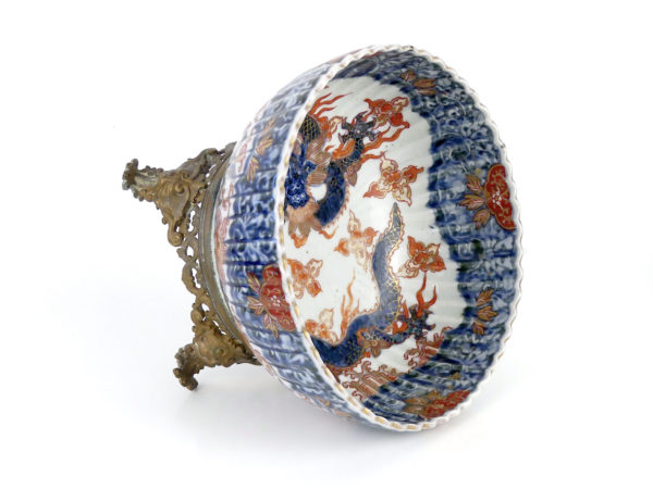 Grande coupe Imari au dragon en porcelaine ère Meiji (3/4)