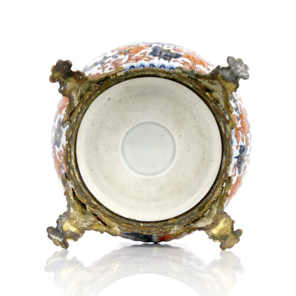 Grande coupe Imari au dragon en porcelaine ère Meiji (dessous)