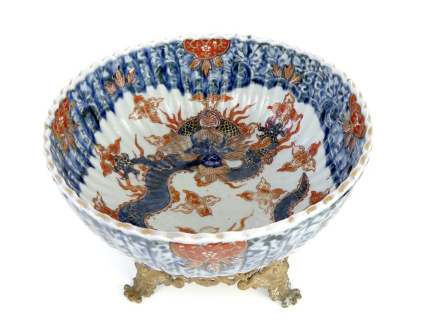 Grande coupe Imari au dragon en porcelaine ère Meiji (dessus 3/4)