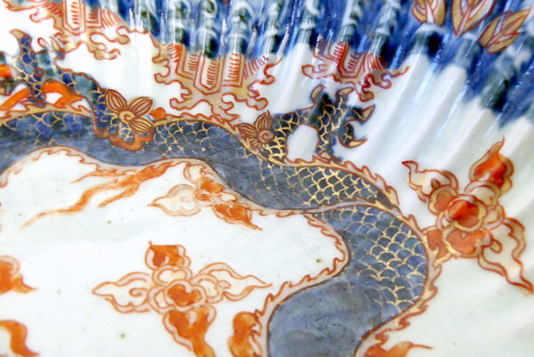 Grande coupe Imari au dragon en porcelaine ère Meiji (détail)