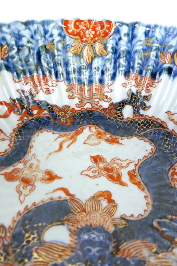 Grande coupe Imari au dragon en porcelaine ère Meiji (détail)
