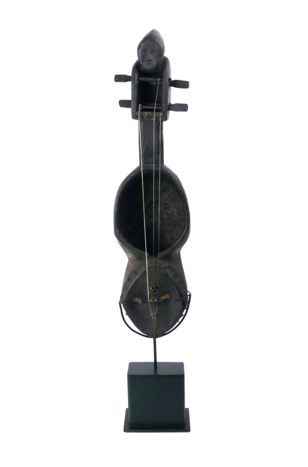 Sarangi népalais sur socle (face)