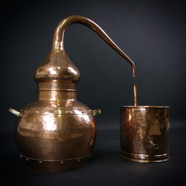 Grand alambic artisanal d'apothicaire en cuivre martelé