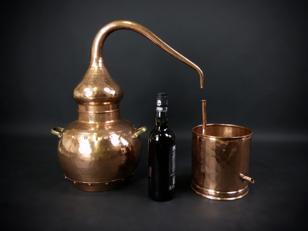Grand alambic artisanal d'apothicaire en cuivre martelé (proportion)