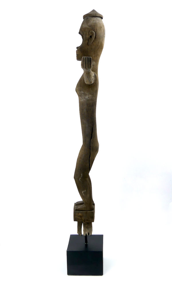 Grande statue Hampatong Pantak ancienne gardien Dayak (profil)