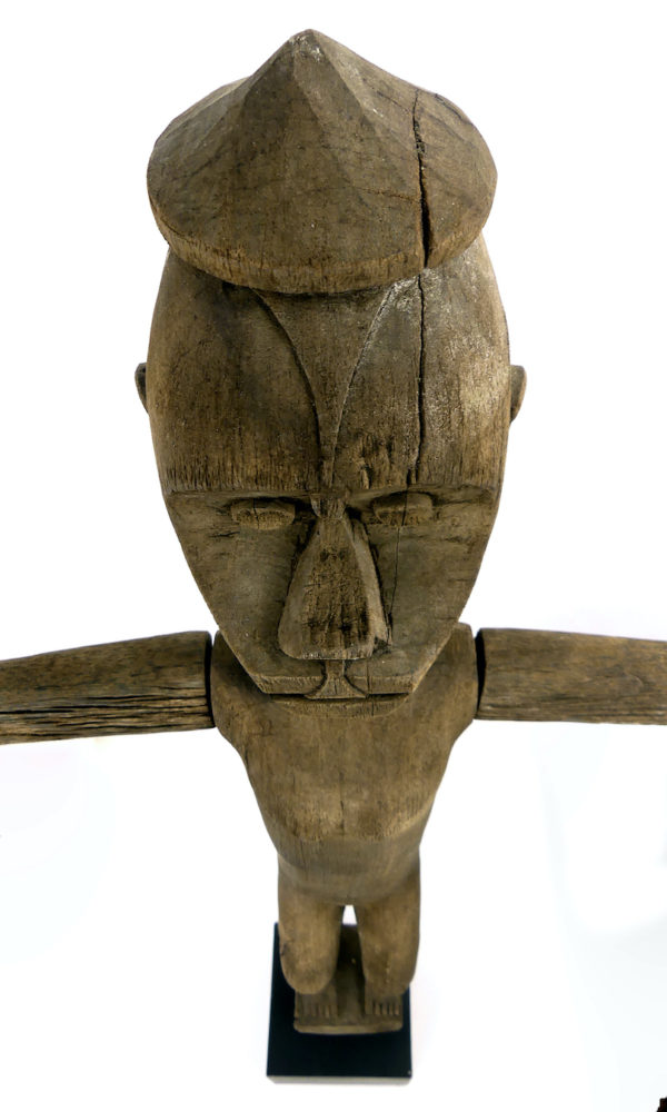 Grande statue Hampatong Pantak ancienne gardien Dayak (dessus)