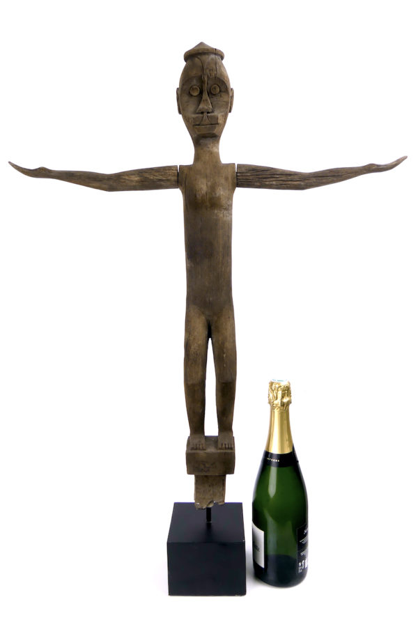 Grande statue Hampatong Pantak ancienne gardien Dayak (proportion)