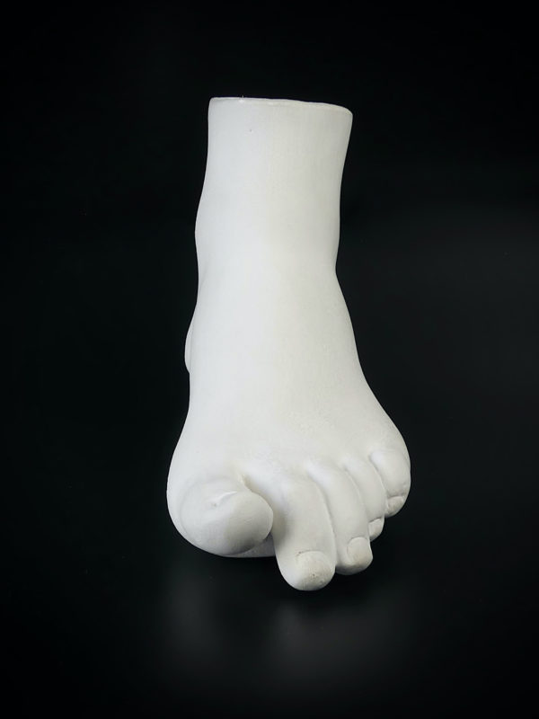 Pied de femme en plâtre de style antique (face)
