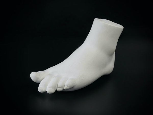 Pied de femme en plâtre de style antique (profil)
