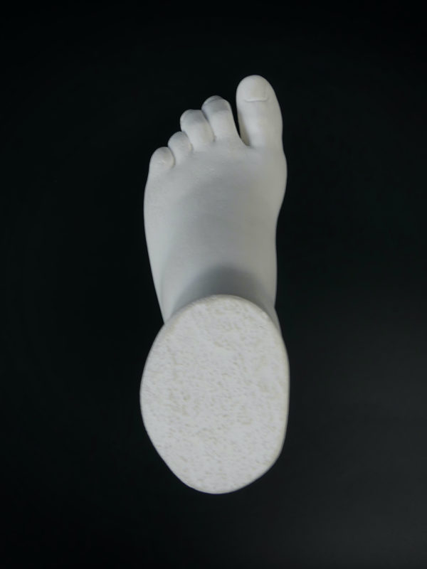 Pied de femme en plâtre de style antique (dessus)
