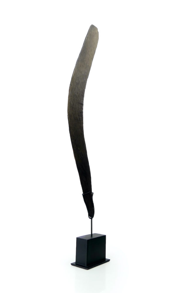 Grand boomerang aborigène ancien en bois dense sur socle