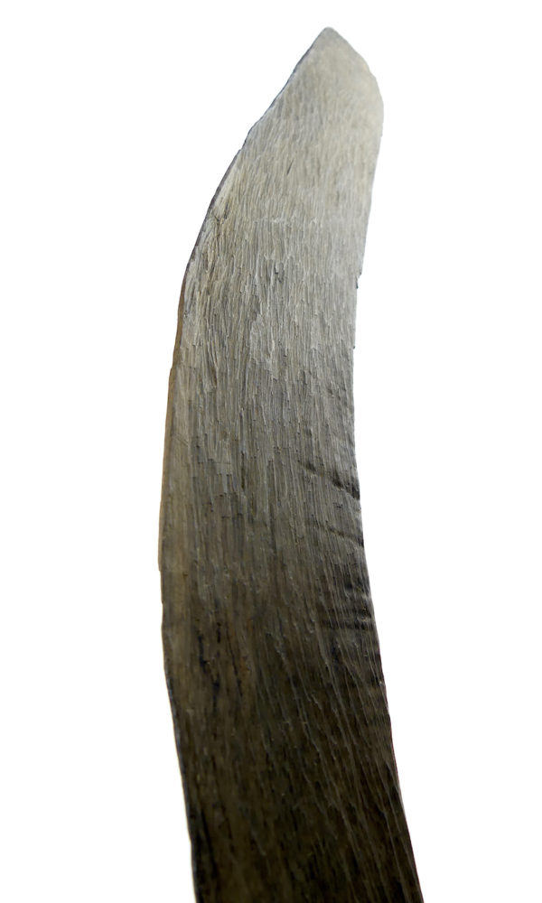 Grand boomerang aborigène ancien en bois dense sur socle (détail)