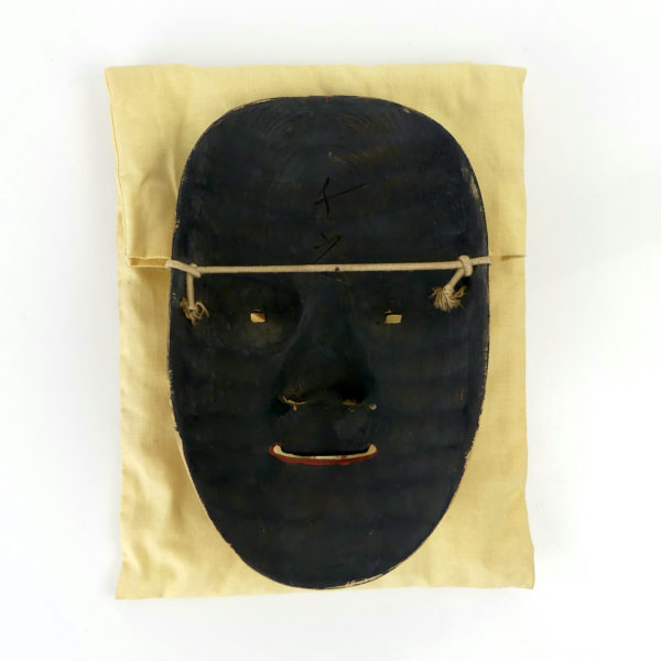 Masques de femmes ko-omote et uba (ko-omote dos)