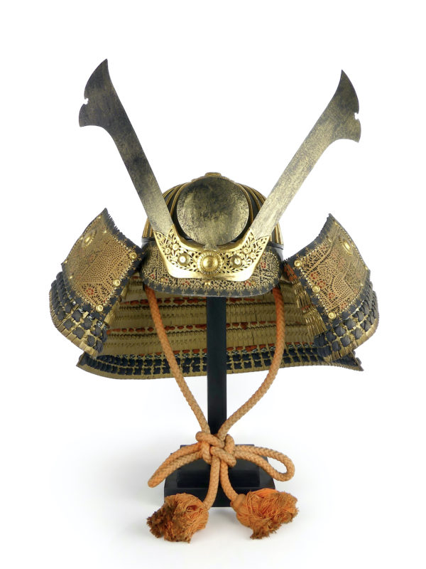 Kabuto shōwa de samouraï sur socle (face)