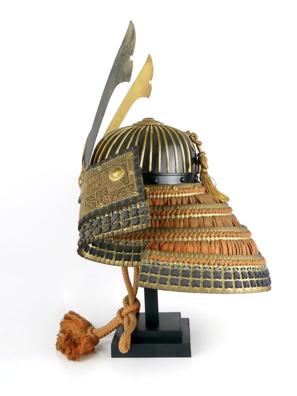 Kabuto shōwa de samouraï sur socle (profil)
