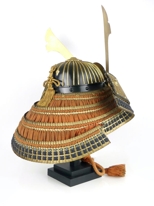 Kabuto shōwa de samouraï sur socle (3/4 dos)