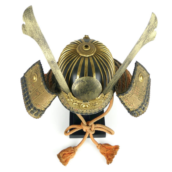 Kabuto shōwa de samouraï sur socle (dessus)