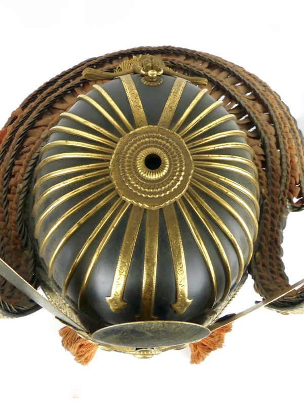 Kabuto shōwa de samouraï sur socle (dessus)