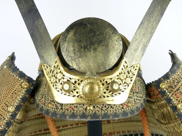 Kabuto shōwa de samouraï sur socle (détail)