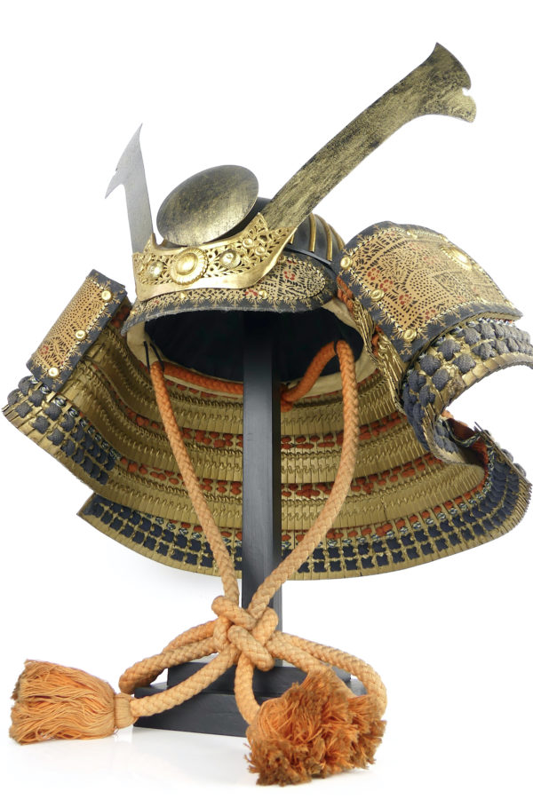 Kabuto shōwa de samouraï sur socle (3/4)