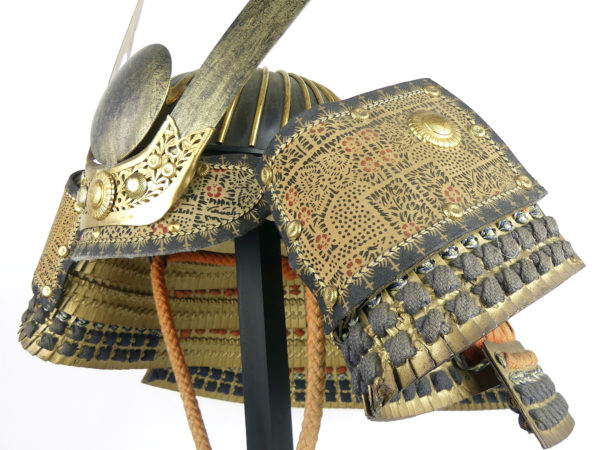 Kabuto shōwa de samouraï sur socle (détail 3/4)