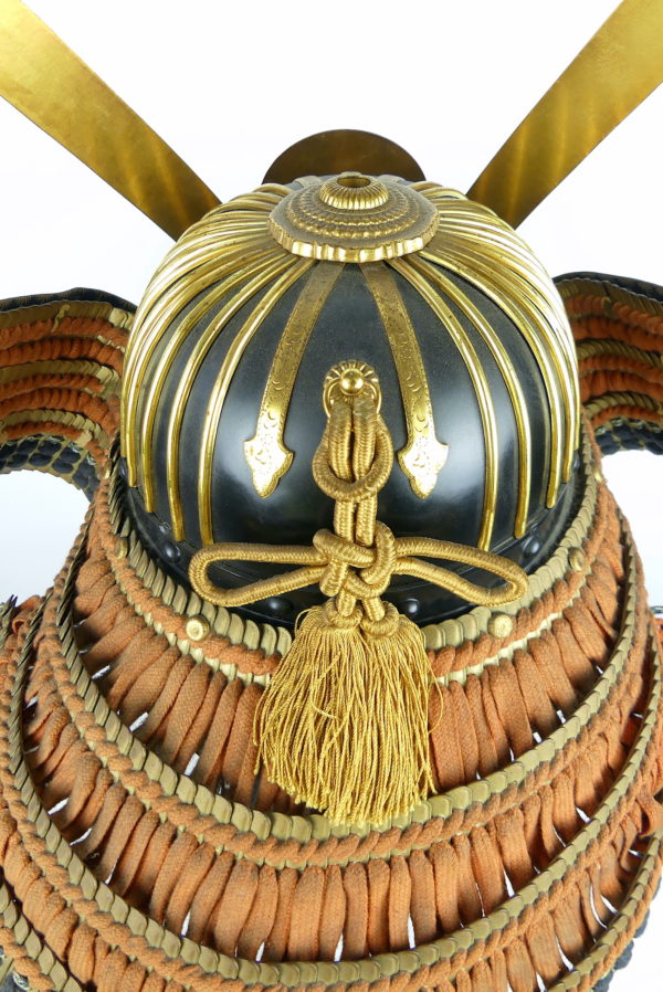 Kabuto shōwa de samouraï sur socle (détail dos)