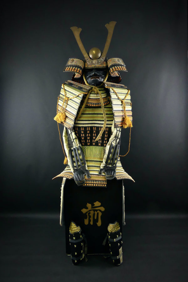 Yoroi armure de samouraï dans son coffre Gusoku bitsu (face)
