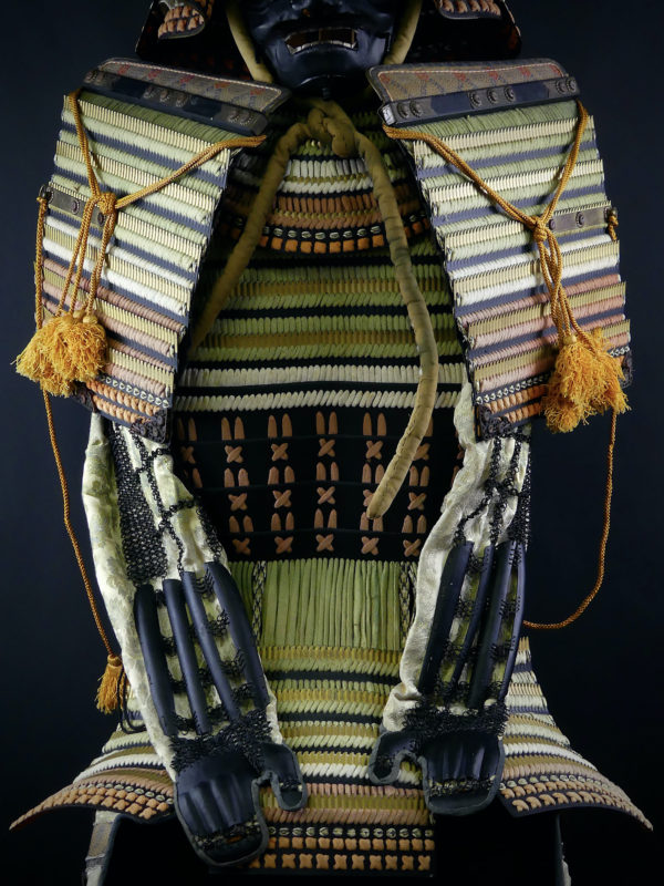 Yoroi armure de samouraï dans son coffre Gusoku bitsu (détail)