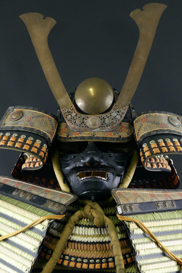 Yoroi armure de samouraï dans son coffre Gusoku bitsu (détail)