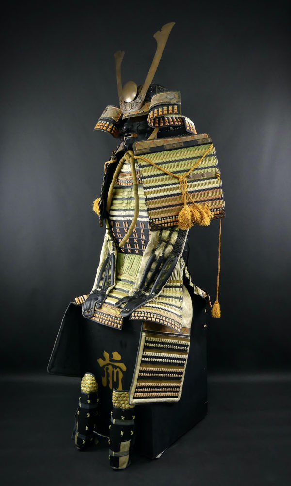 Yoroi armure de samouraï dans son coffre Gusoku bitsu (3/4)