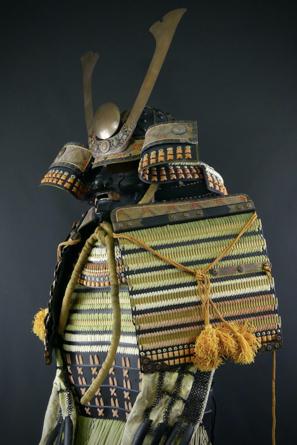 Yoroi armure de samouraï dans son coffre Gusoku bitsu (détail 3/4)