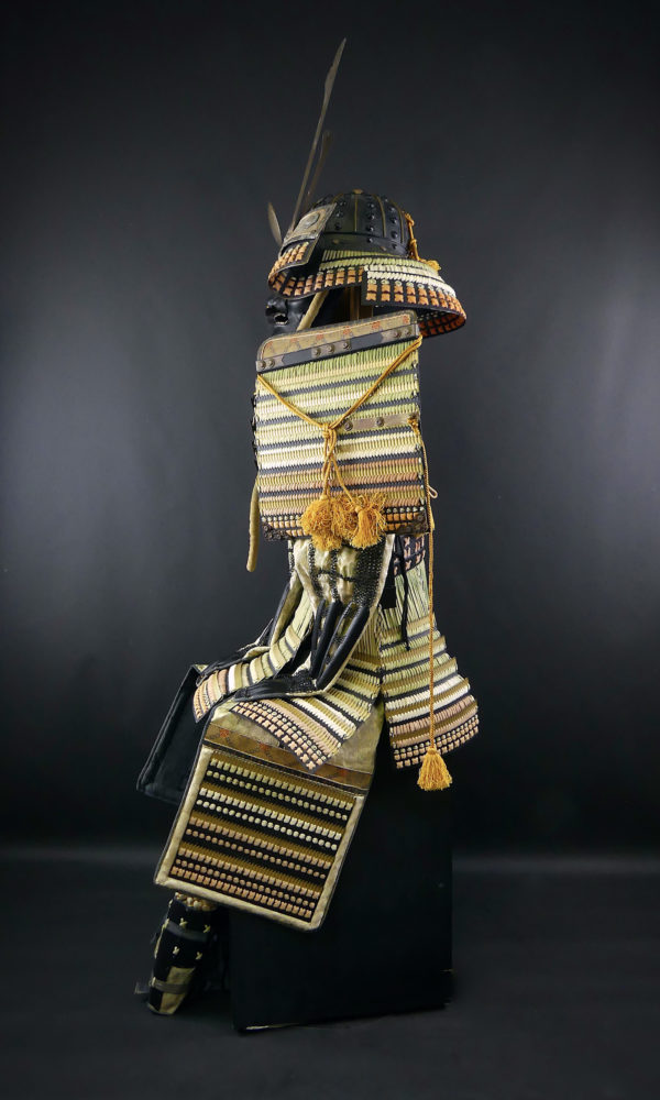 Yoroi armure de samouraï dans son coffre Gusoku bitsu (profil)