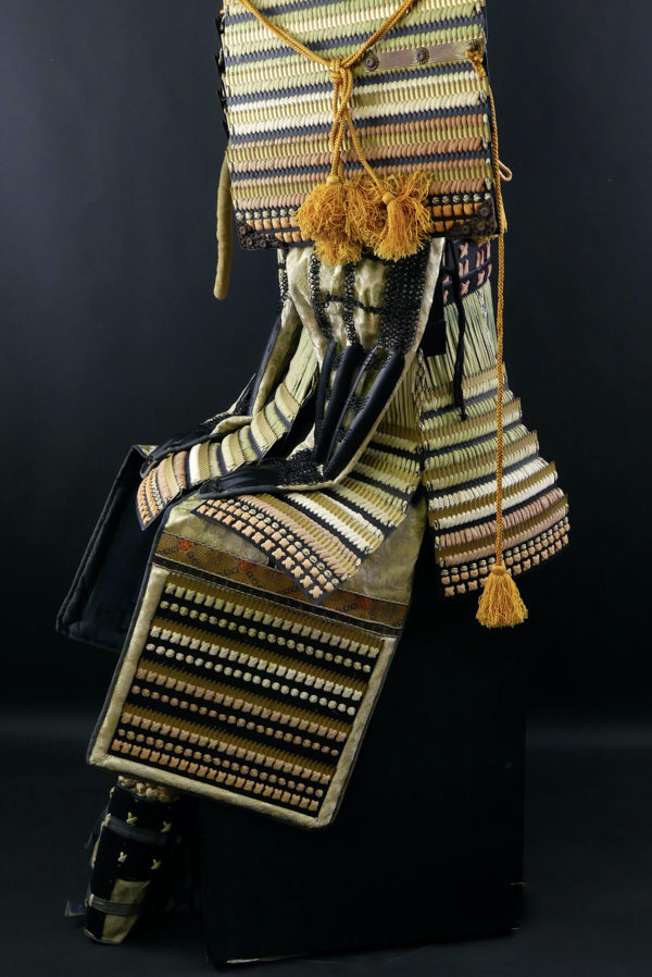 Yoroi armure de samouraï dans son coffre Gusoku bitsu (détail profil)