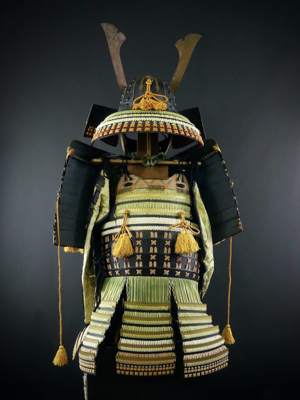 Yoroi armure de samouraï dans son coffre Gusoku bitsu (dos)