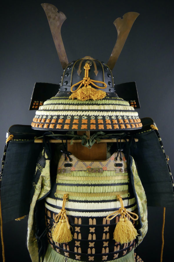 Yoroi armure de samouraï dans son coffre Gusoku bitsu (détail dos)