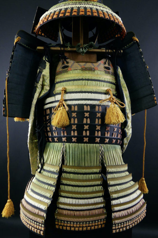 Yoroi armure de samouraï dans son coffre Gusoku bitsu (détail dos)