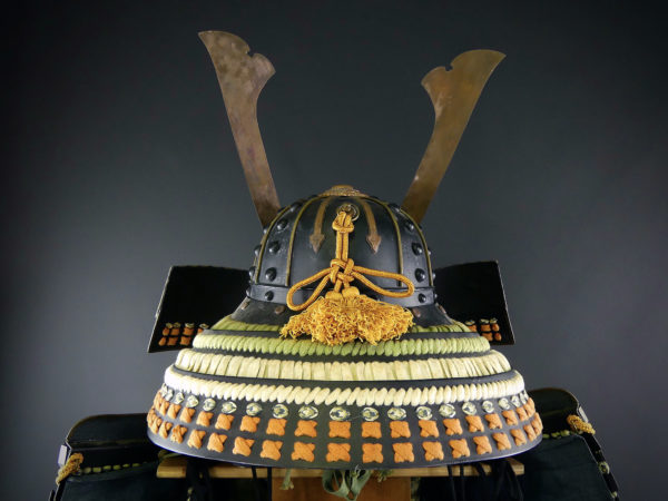 Yoroi armure de samouraï dans son coffre Gusoku bitsu (détail dos kabuto)