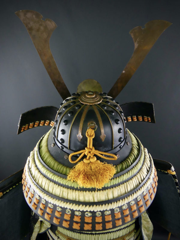 Yoroi armure de samouraï dans son coffre Gusoku bitsu (détail dessus kabuto)