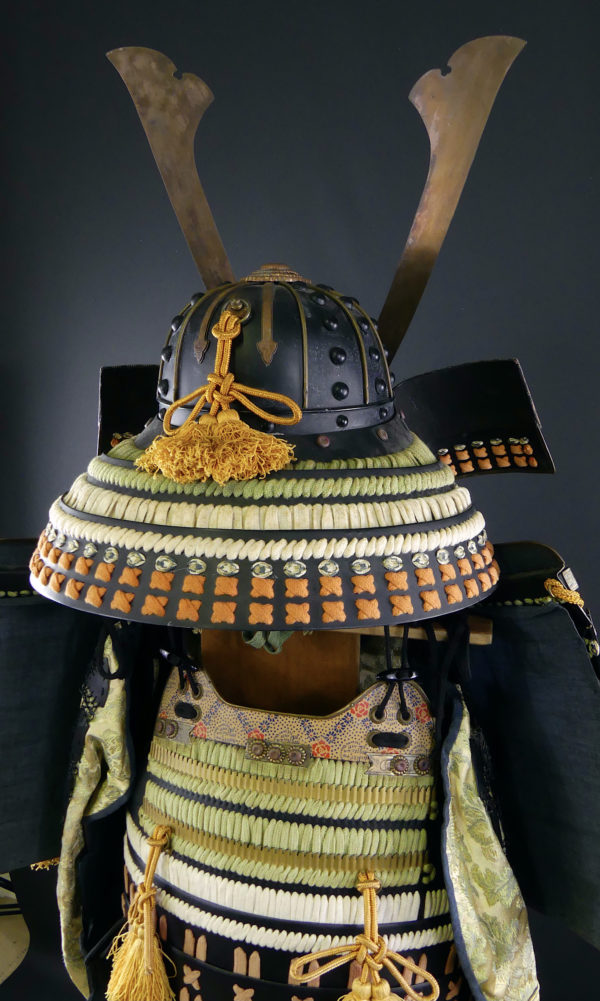 Yoroi armure de samouraï dans son coffre Gusoku bitsu (détail dos 3/4)