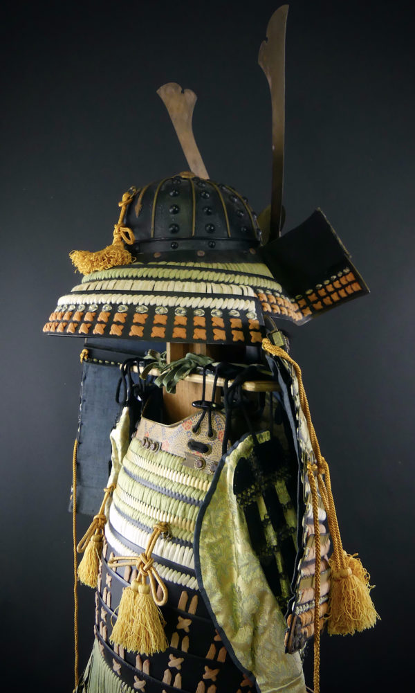 Yoroi armure de samouraï dans son coffre Gusoku bitsu (détail profil)