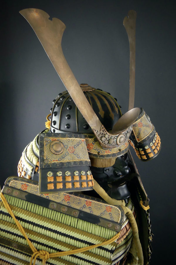 Yoroi armure de samouraï dans son coffre Gusoku bitsu (détail dessus 3/4)